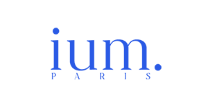 Logotipo azul de ium sobre fondo transparente