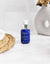 antiojeras bio frasco azul de bálsamo de ojos ium en baño luminoso con accesorios beige