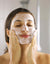 lavado de cara bio para piel sensible mujer morena aplicar ium gel limpiador en la cara con los ojos cerrados
