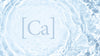 Agua azul celeste con ondas y el símbolo del calcio [Ca].