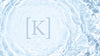 Agua azul celeste con ondas y el símbolo del potasio [K].